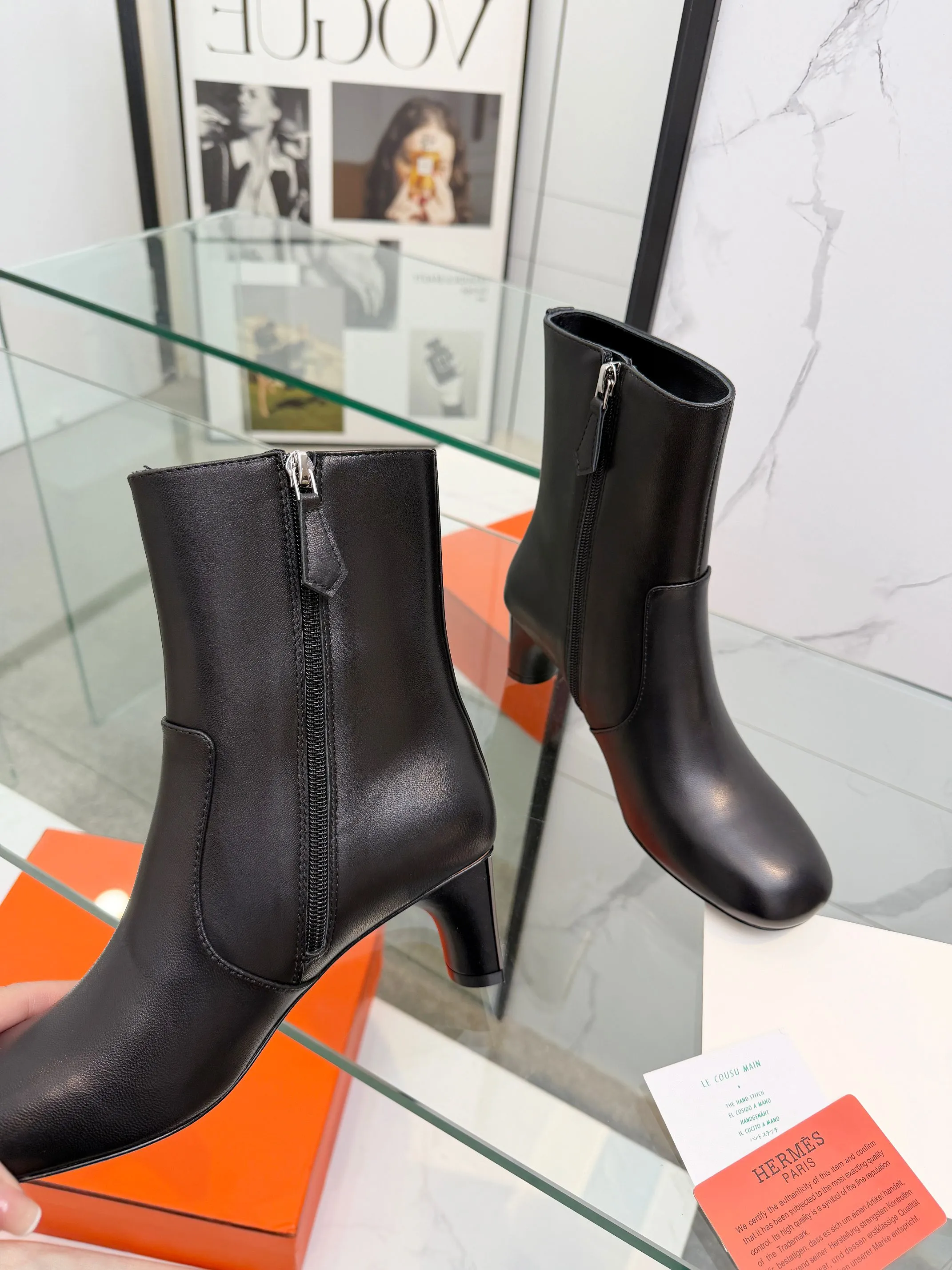 👟👟Ex-factory price 800👟👟 Top version purchasing agent Hermes 2025 autumn and winter new Lisa thick heel side zipper and naked women's short boots H family letter logo high heel round toe Martin knight boots Material: imported calfskin upper + water-dyed sheepskin lining + Italian genuine leather outsole Heel height: 5.5CM Size: Women’s size 35-41 (40.41 customized, non-refundable)